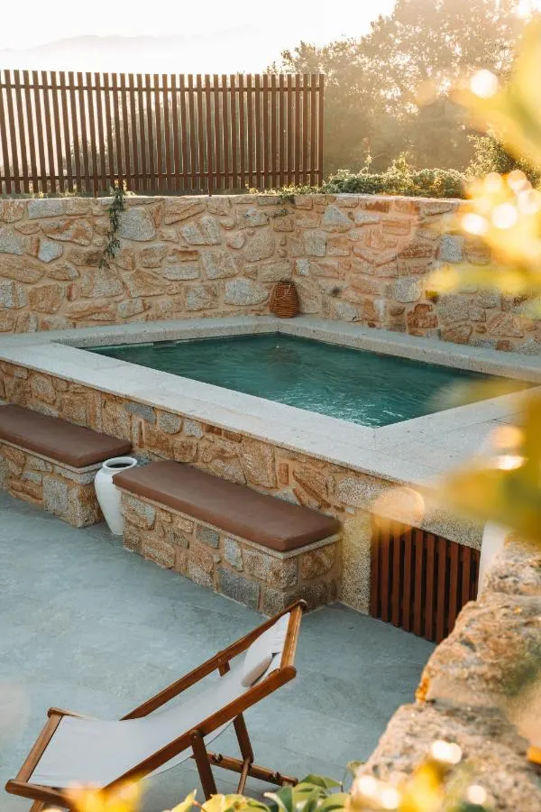 Piscina privada e jacuzzi exterior em pedra da Villa T3