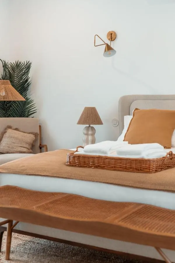 Quarto principal em tons quentes